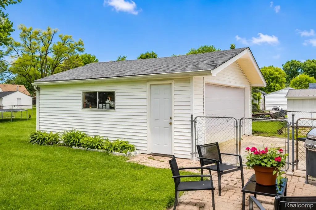 23191 Hill Avenue Warren City MI 48091