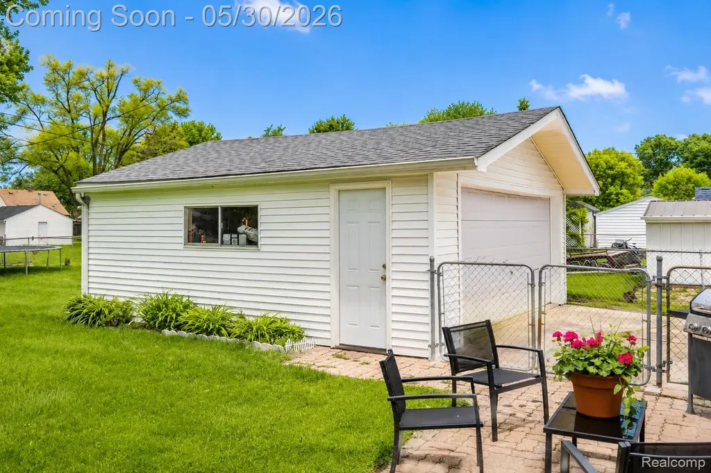 23191 Hill Avenue Warren City MI 48091