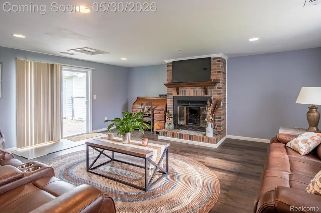23191 Hill Avenue Warren City MI 48091