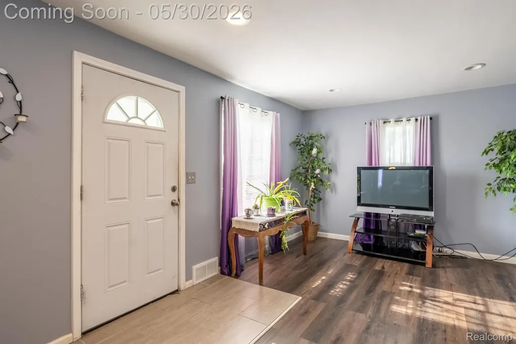 23191 Hill Avenue Warren City MI 48091