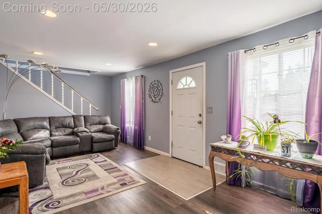 23191 Hill Avenue Warren City MI 48091