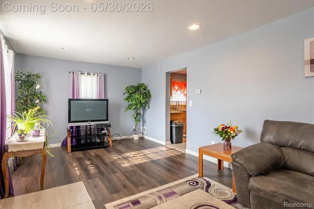 23191 Hill Avenue Warren City MI 48091