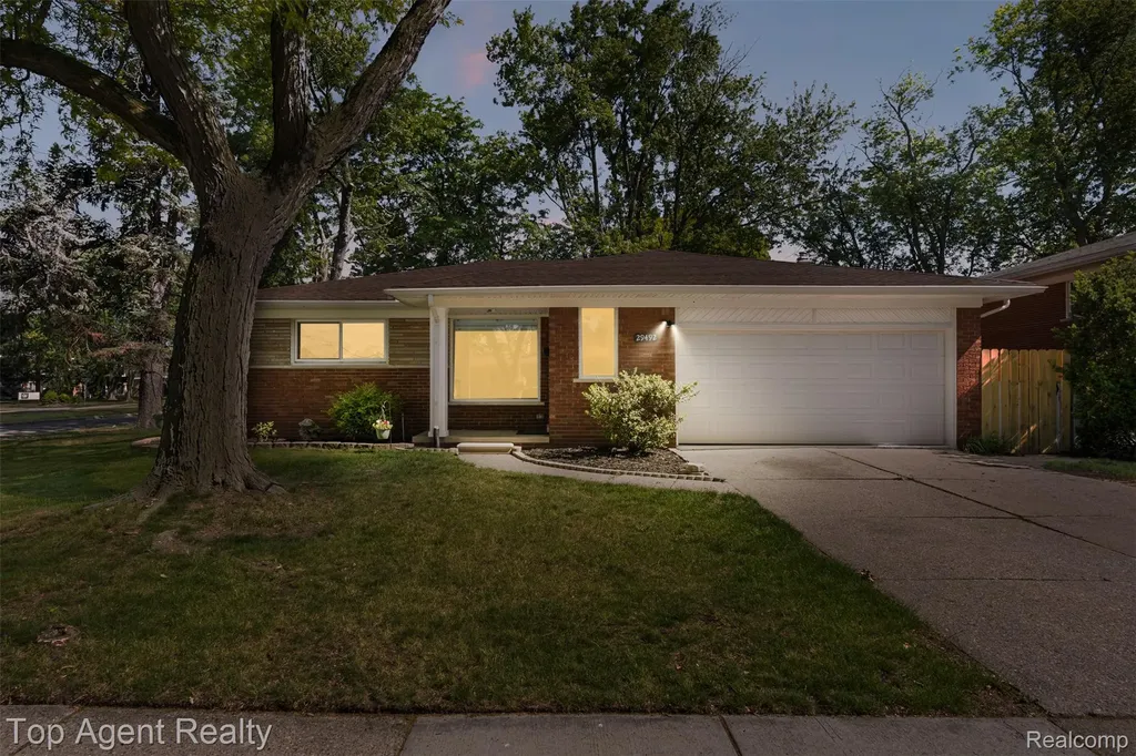 29492 Geraldine Drive Warren City MI 48093