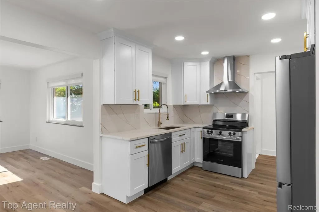 29492 Geraldine Drive Warren City MI 48093
