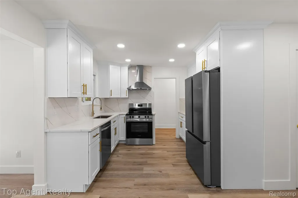 29492 Geraldine Drive Warren City MI 48093