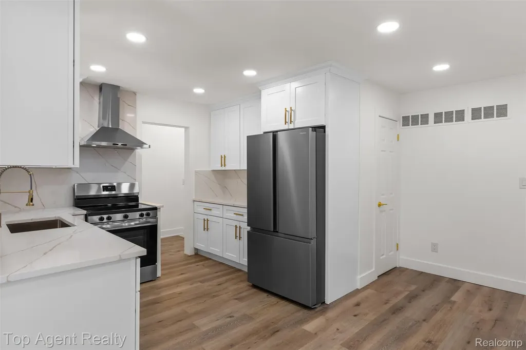 29492 Geraldine Drive Warren City MI 48093