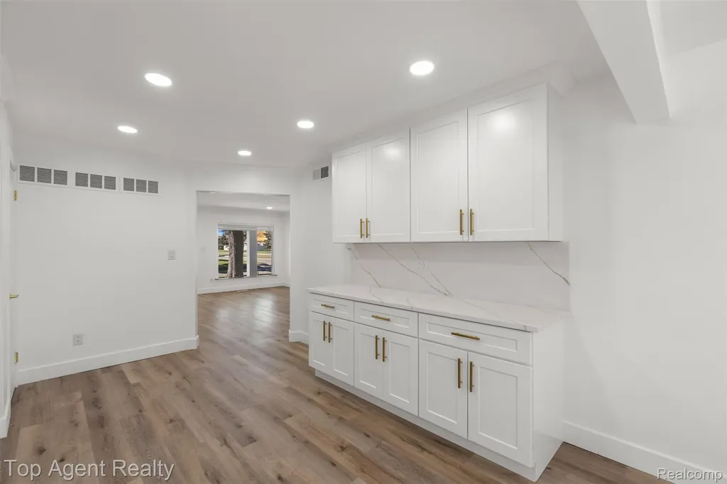 29492 Geraldine Drive Warren City MI 48093
