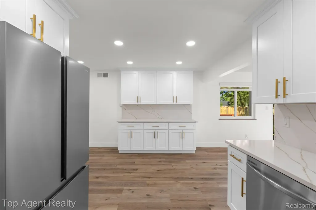 29492 Geraldine Drive Warren City MI 48093