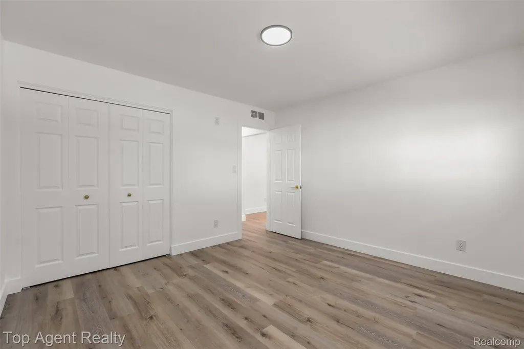 29492 Geraldine Drive Warren City MI 48093