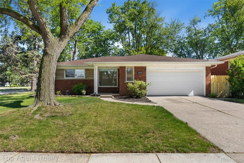 29492 Geraldine Drive Warren City MI 48093