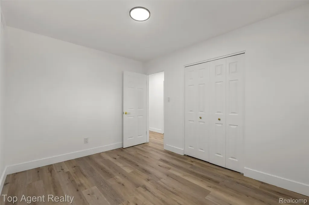 29492 Geraldine Drive Warren City MI 48093