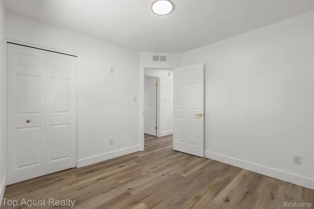 29492 Geraldine Drive Warren City MI 48093