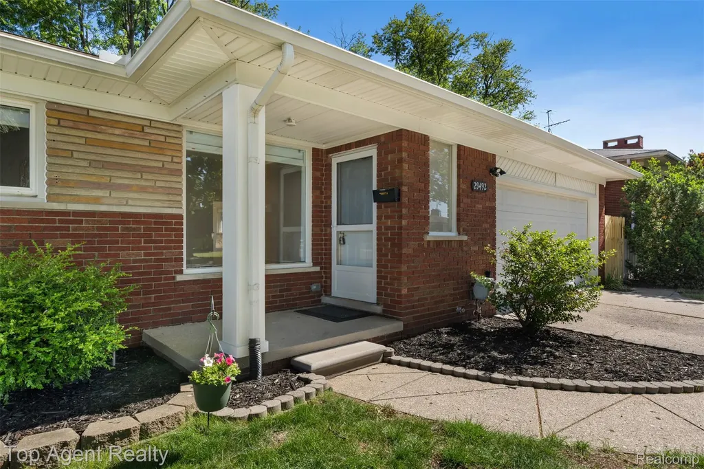29492 Geraldine Drive Warren City MI 48093