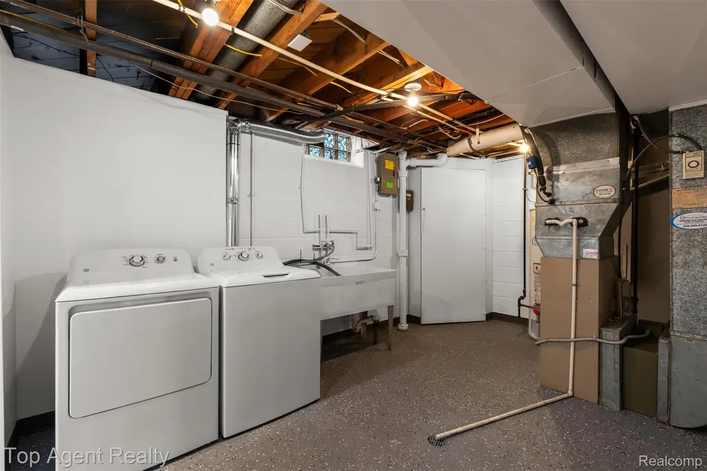 29492 Geraldine Drive Warren City MI 48093