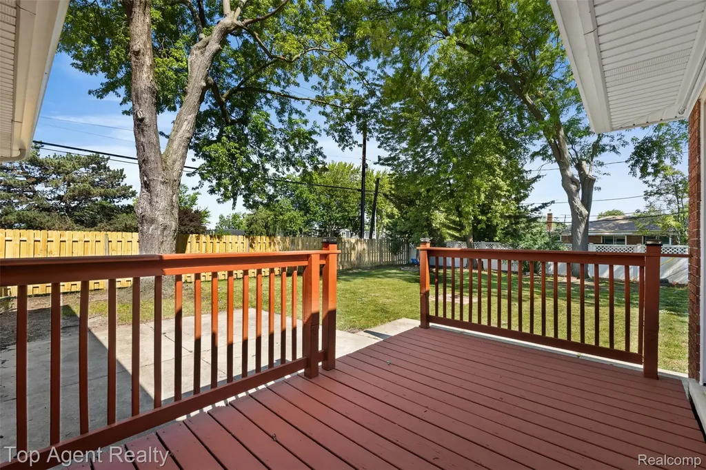 29492 Geraldine Drive Warren City MI 48093