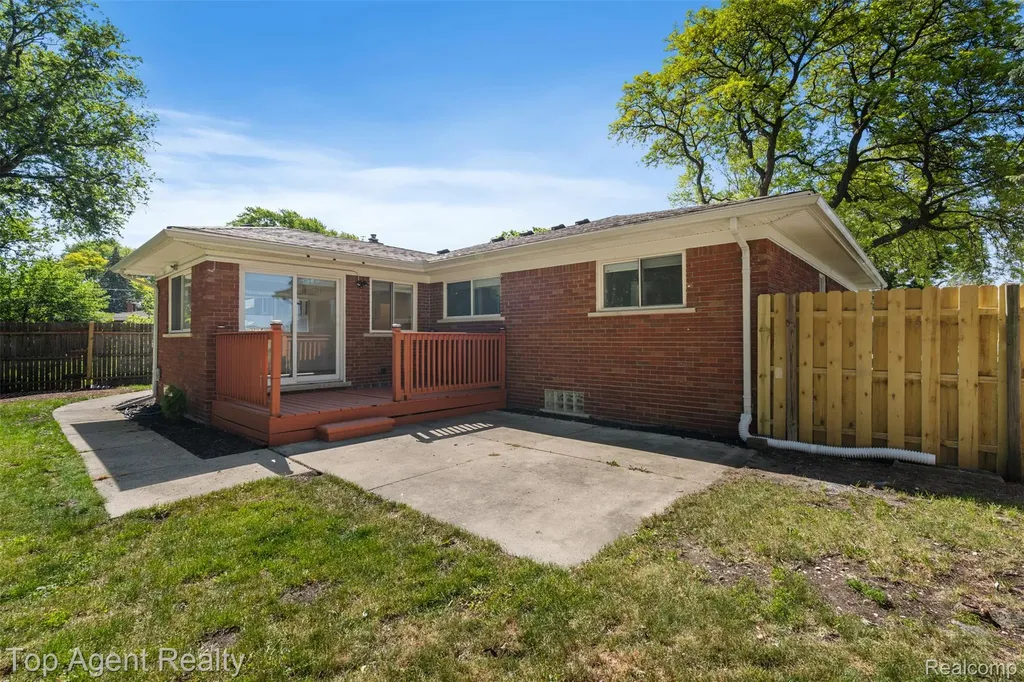 29492 Geraldine Drive Warren City MI 48093