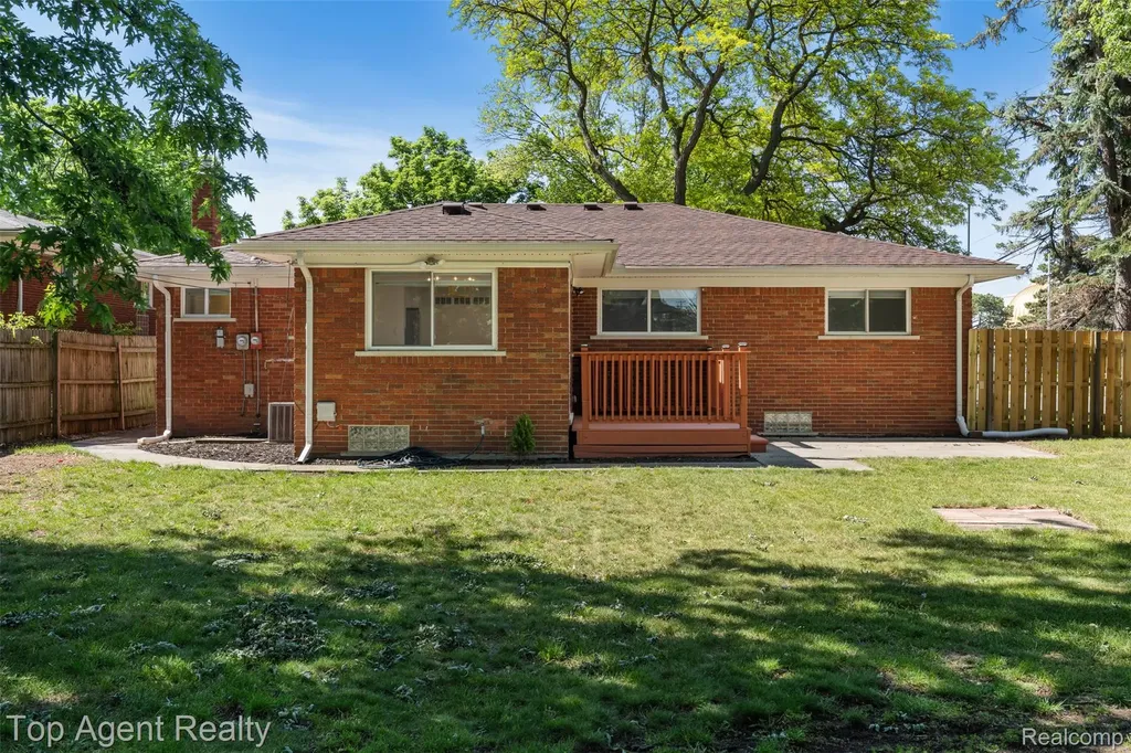 29492 Geraldine Drive Warren City MI 48093