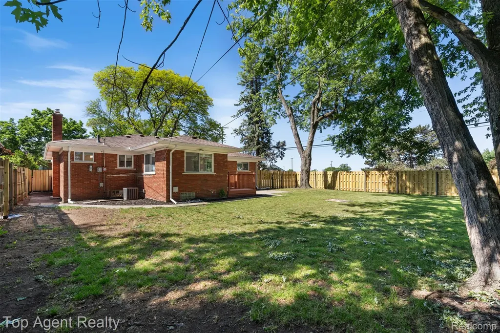 29492 Geraldine Drive Warren City MI 48093