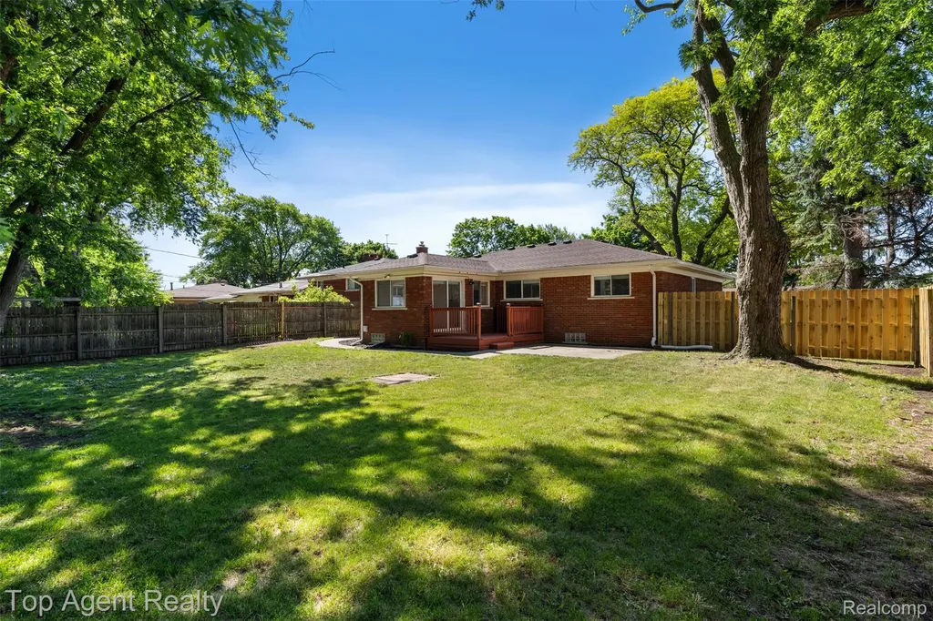 29492 Geraldine Drive Warren City MI 48093