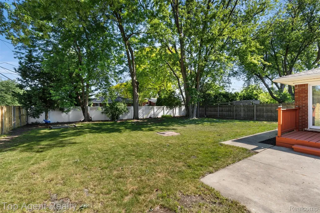 29492 Geraldine Drive Warren City MI 48093