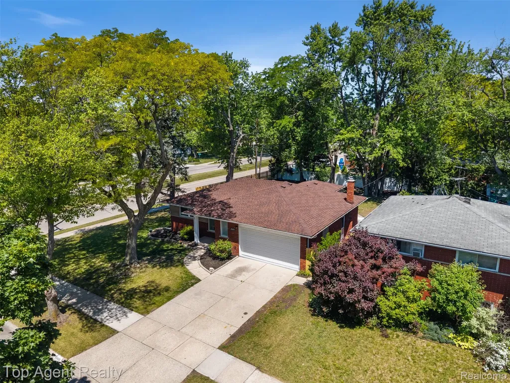 29492 Geraldine Drive Warren City MI 48093
