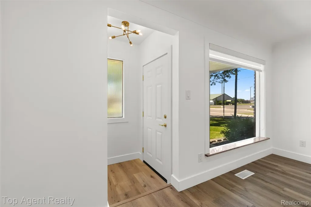 29492 Geraldine Drive Warren City MI 48093