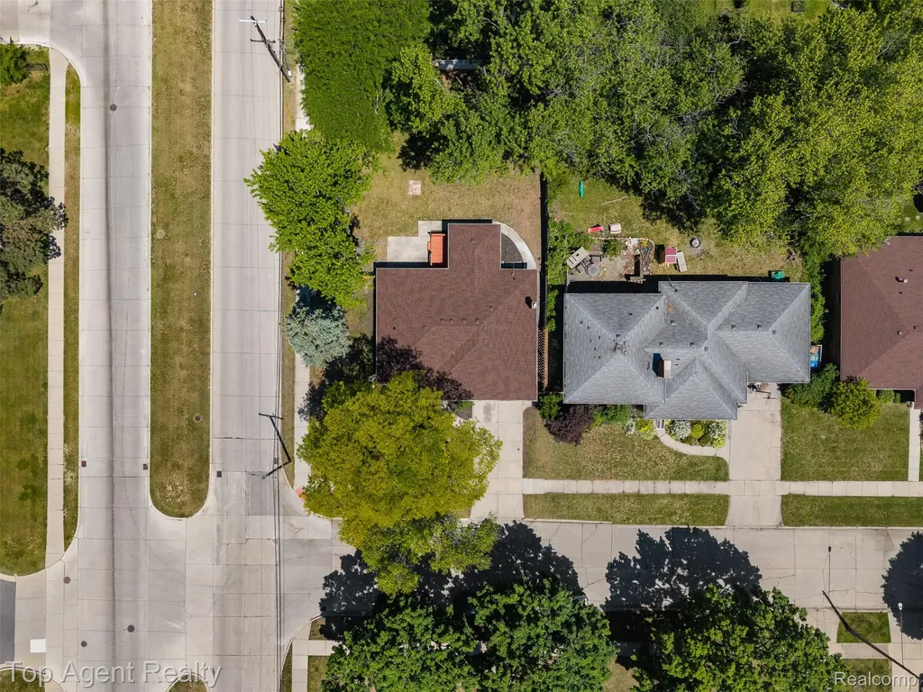 29492 Geraldine Drive Warren City MI 48093