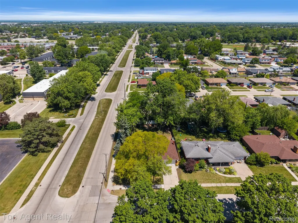 29492 Geraldine Drive Warren City MI 48093