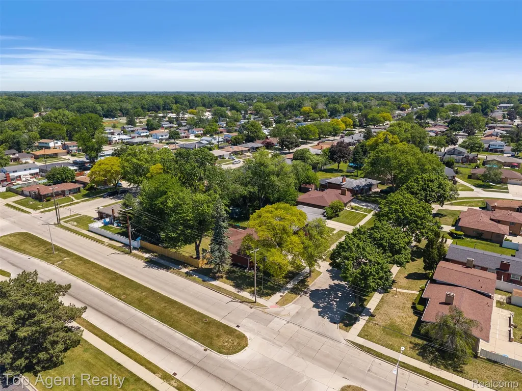 29492 Geraldine Drive Warren City MI 48093