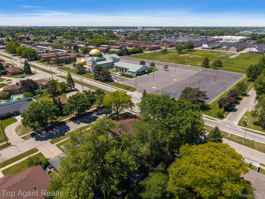 29492 Geraldine Drive Warren City MI 48093