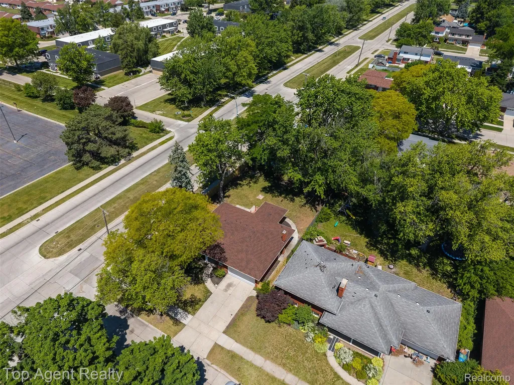29492 Geraldine Drive Warren City MI 48093