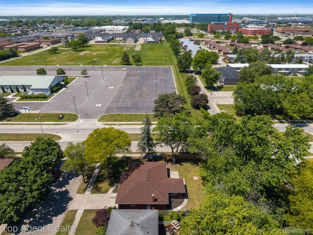 29492 Geraldine Drive Warren City MI 48093