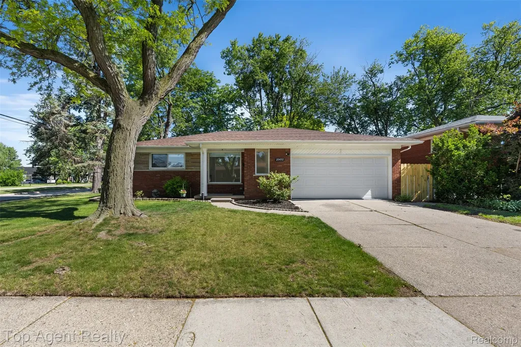 29492 Geraldine Drive Warren City MI 48093