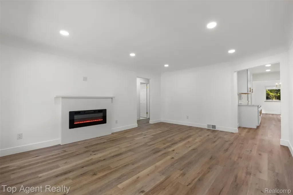 29492 Geraldine Drive Warren City MI 48093