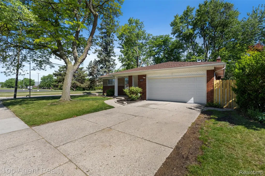 29492 Geraldine Drive Warren City MI 48093