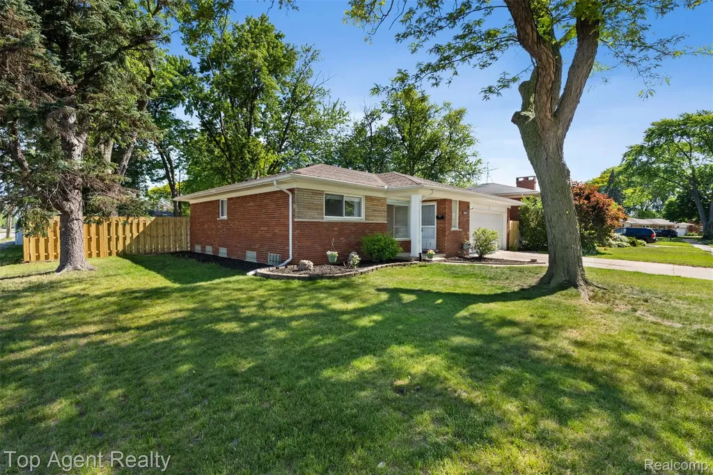 29492 Geraldine Drive Warren City MI 48093