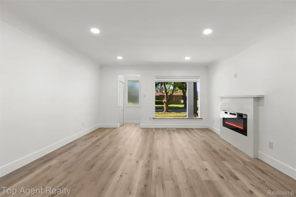 29492 Geraldine Drive Warren City MI 48093