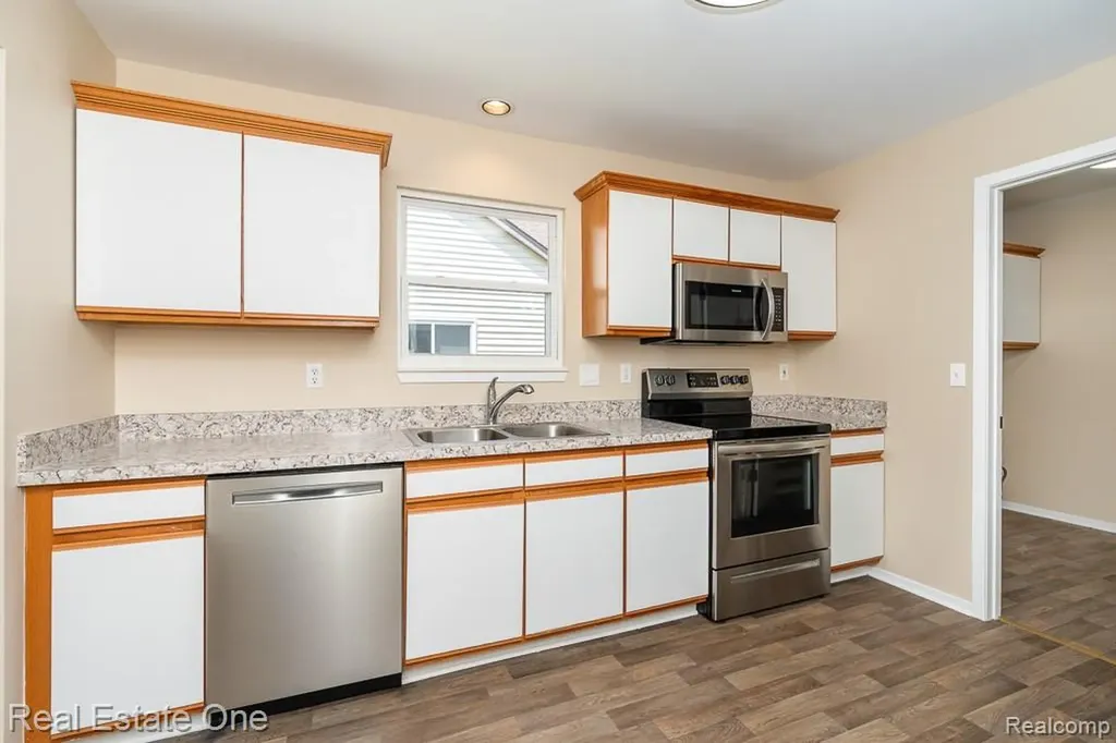 283 Whispering Hill Commerce Charter Township MI 48390