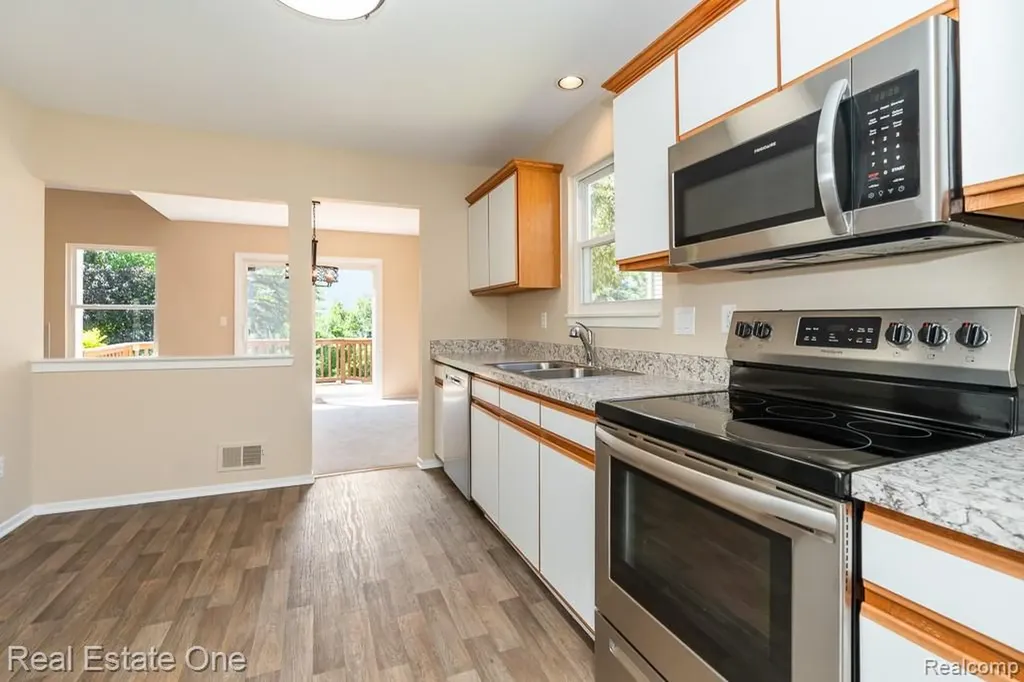 283 Whispering Hill Commerce Charter Township MI 48390