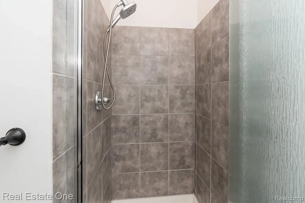 283 Whispering Hill Commerce Charter Township MI 48390