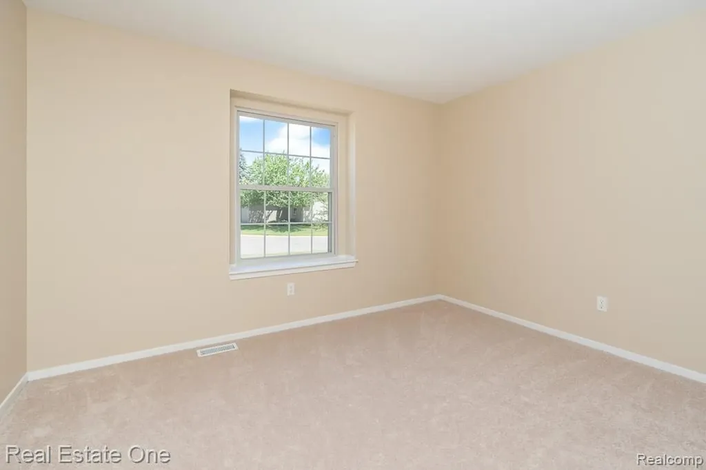 283 Whispering Hill Commerce Charter Township MI 48390