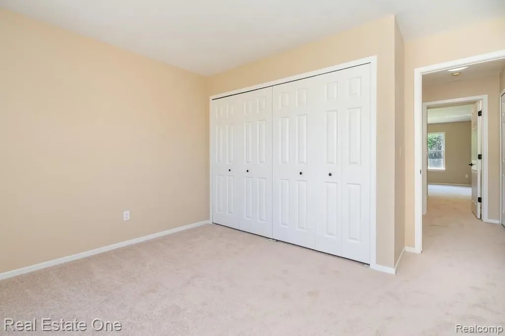 283 Whispering Hill Commerce Charter Township MI 48390