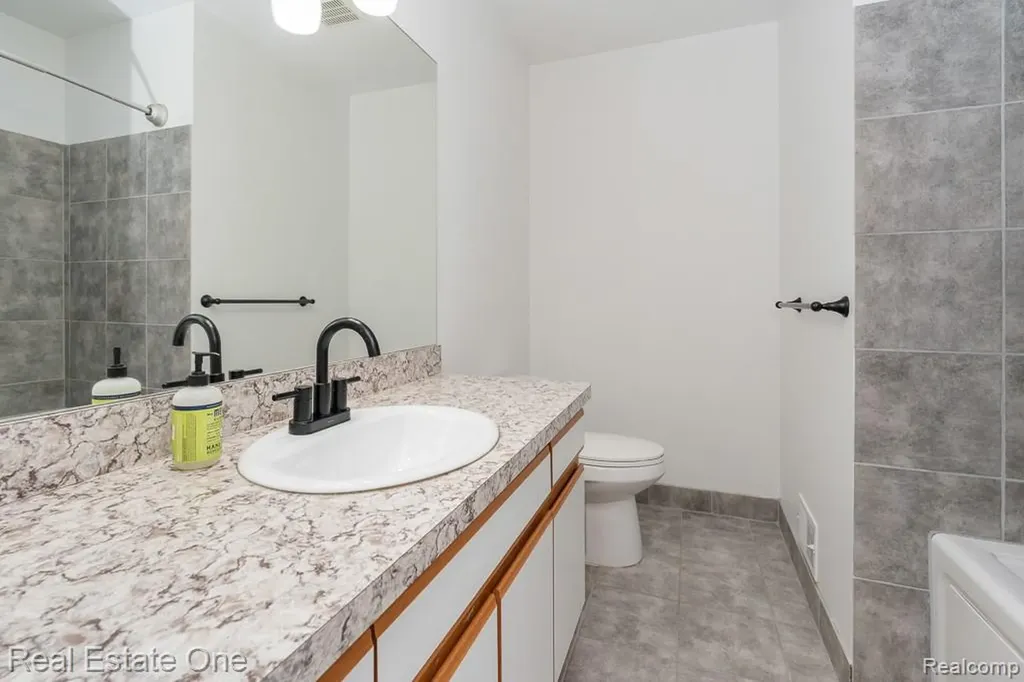 283 Whispering Hill Commerce Charter Township MI 48390