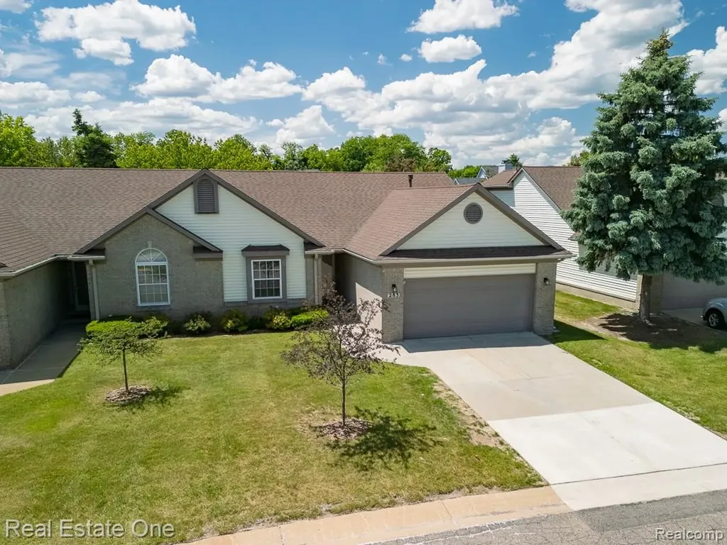 283 Whispering Hill Commerce Charter Township MI 48390