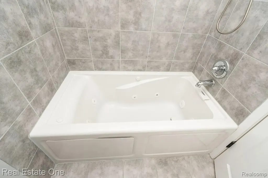 283 Whispering Hill Commerce Charter Township MI 48390
