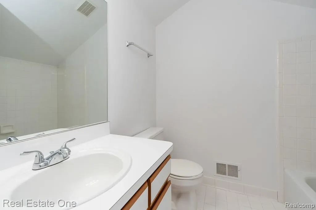 283 Whispering Hill Commerce Charter Township MI 48390