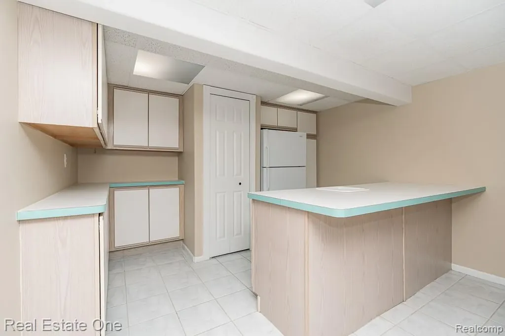 283 Whispering Hill Commerce Charter Township MI 48390