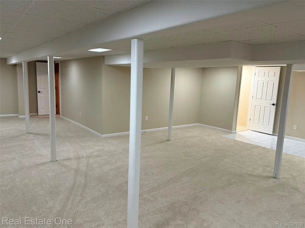 283 Whispering Hill Commerce Charter Township MI 48390