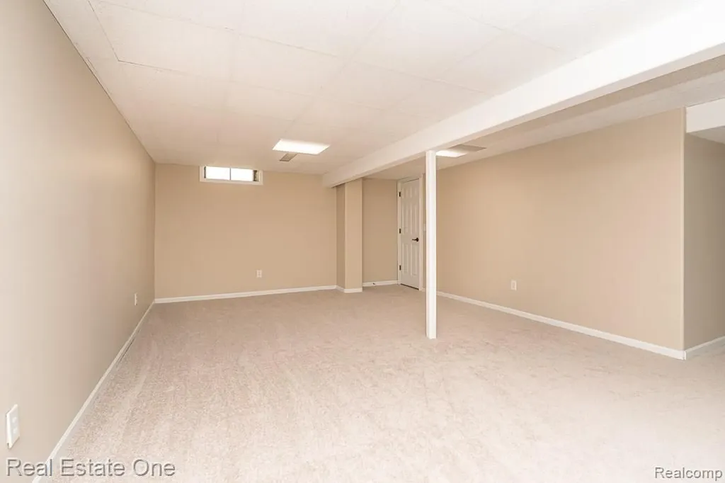 283 Whispering Hill Commerce Charter Township MI 48390