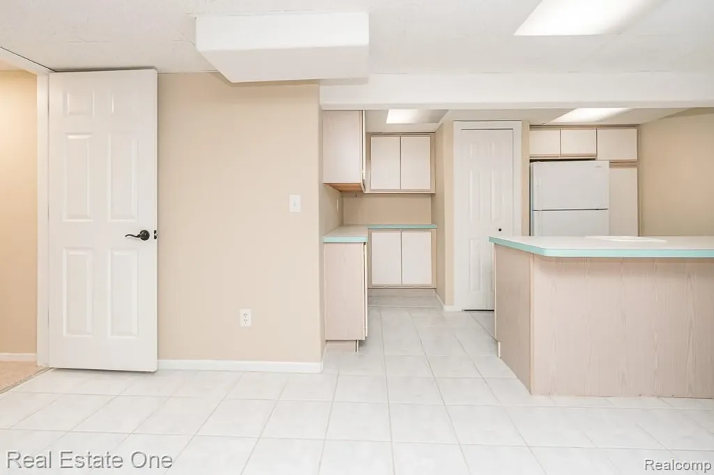 283 Whispering Hill Commerce Charter Township MI 48390